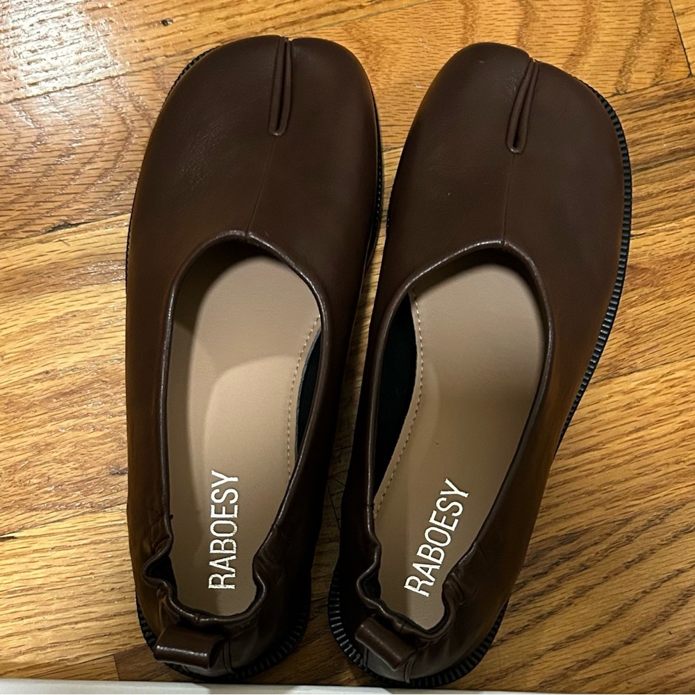 Tabi split toe flats